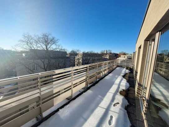 Helle Dachgeschosswohnung mit Terrasse unweit der Spree