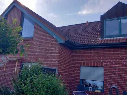 Vollständig renovierte DG-Wohnung mit zweieinhalb Zimmern und Einbauküche in Hagenburg