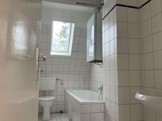 Kleine 3-Zimmer-DG-Wohnung in Werl - Bad mit Fenster