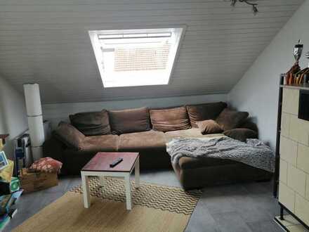 Freundliche 2,5-Zimmer-Dachgeschosswohnung mit Einbauküche in Hildrizhausen