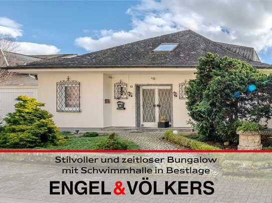 Stilvoller und zeitloser Bungalow mit Schwimmhalle in Bestlage