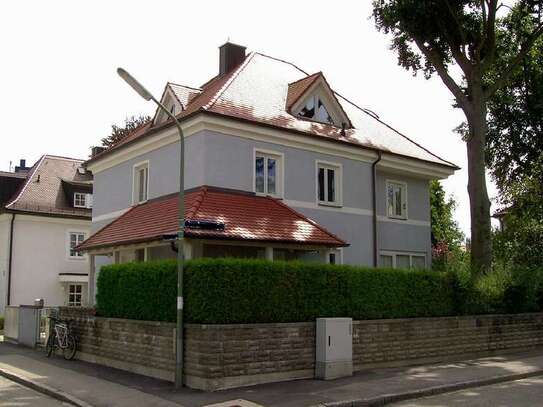 Stilvolle, sanierte 5-Raum-Wohnung mit Balkon und EBK in München Laim