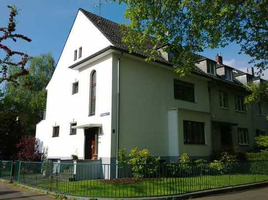 Schöne zwei Zimmer Dachgeschoss-Wohnung in Köln, Neuehrenfeld