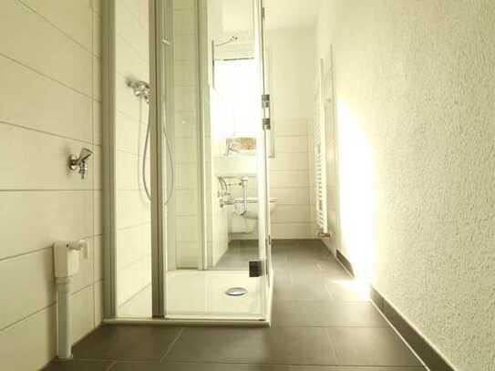 2-Zimmer-Wohnung, Bad mit flacher Dusche