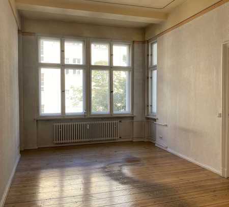 ** Aus Alt mach Neu ** wunderschöne sanierungsbedürftige Altbauwohnung mit Balkon**