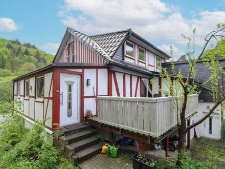 Wohnen im Grünen: Gepflegte 5-Zimmer-DHH mit großer Terrasse, Balkon und Garage