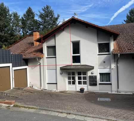 Schöne und vollst. renovierte 4-Raum-Maisonette-Wohnung mit geh. Innenausstattung mit Balkon