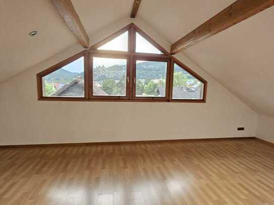 Helle 2,5-Zimmer-Wohnung mit Blick auf die Burg