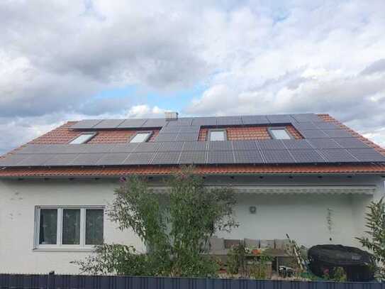 Viel Platz, hell, mit PV-Anlage: Freistehendes Familienhaus in Modernisierung, auf großem Grundstück