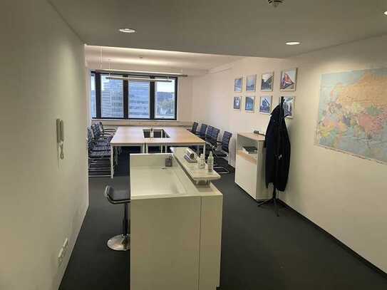 Moderne Bürofläche mit Panoramablick