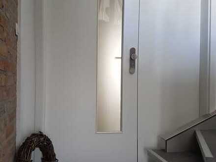 Modernisierte EG-Wohnung mit zwei Zimmern und Einbauküche in Groß-Rohrheim
