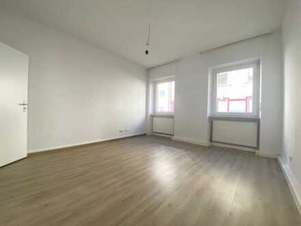 6880 - Neu renovierte Erdgeschosswohnung mit Außensitzmöglichkeit am Brahmsplatz!