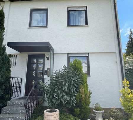 Geräumige Doppelhaushälfte mit Einzelgarage, Terrasse & Balkon – Familienidylle in Schwaikheim