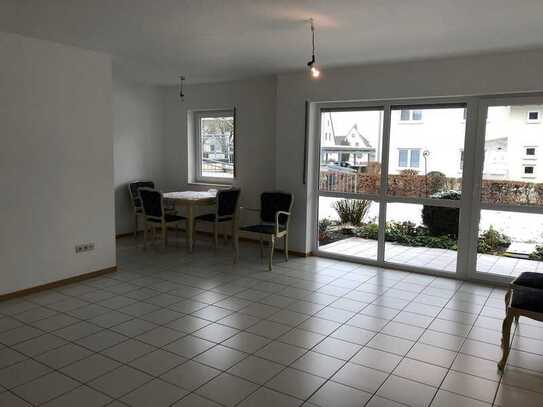 Gepflegte 4-Zimmer-Erdgeschosswohnung mit Terasse, Einbauküche und 2 Auto Stellplätzen in Lohr