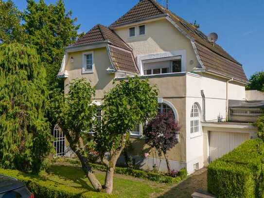 Besondere Liegenschaft in Bestlage von Lövenich mit zusätzlichem Baufeld, 6 Schlafzimmer