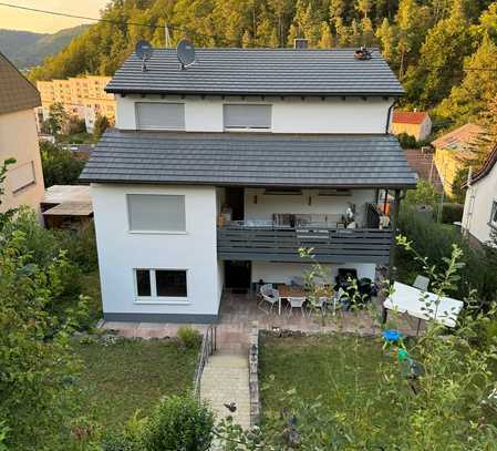 Helle, frisch renovierte 3-Zimmer-Erdgeschosswohnung mit Terrasse und Stellplatz