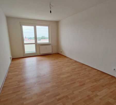 Sanierte 2-Raumwohnung mit großem Wohnzimmer + Laminat + Balkon + EBK-Option!!!