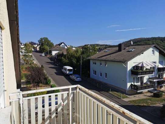 Für Singles, Pärchen oder die kleine Familie! Sonnige 3 ZKB-DG, Balkon in gepflegter Feldrandlage!