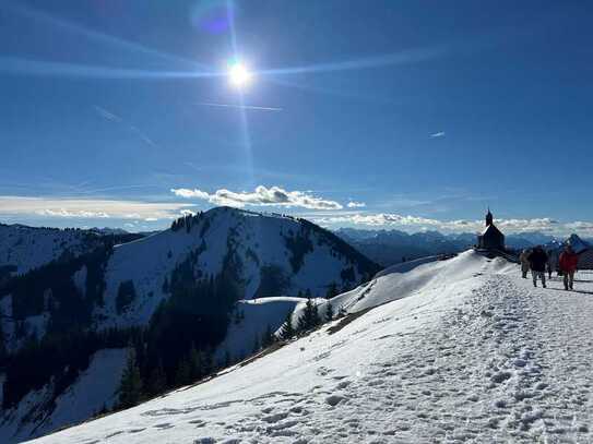 Helle OG-Wohnung im Chaletstil mit großem Balkon in beliebter Lage