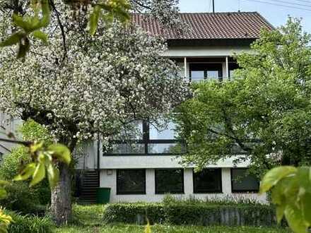 Freistehendes Einfamilienhaus mit Einliegerwohnung und großem Garten in Südhanglage