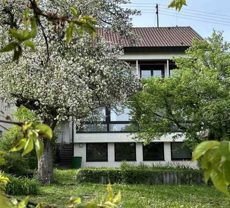 Freistehendes Einfamilienhaus mit Einliegerwohnung und großem Garten in Südhanglage