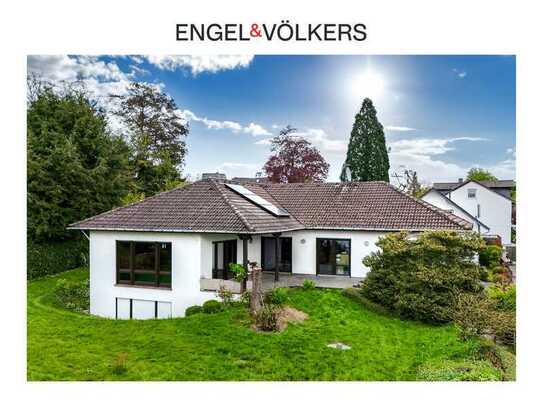 Engel & Völkers: Einfamilienhaus mit Einliegerwohnung und großzügigem Platzangebot