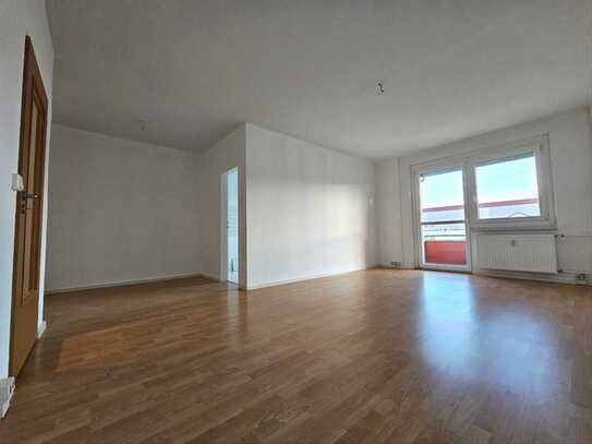 606 € sparen! KM frei * geräumige 2 Raum Wohnung mit Balkon **