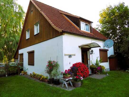 Haus, frei stehend, 2 Wohnungen in 17252 MIROW-großer, umzäunter u. abgeteilter Garten, 2 mal 500 m²