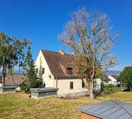 Nostalgisches Wohnhaus mit zwei Wohneinheiten in ruhiger Hanglage