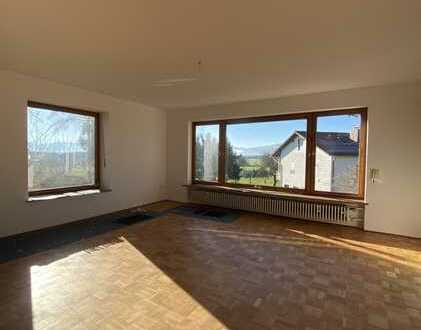 Haus in Hanglage mit Terrasse, Garten und Bergblick