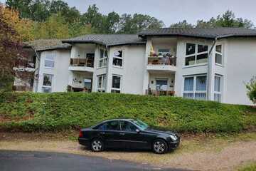 Seniorengerechte gepflegte und ruhige 2-Zimmer-DG-Wohnung mit Terrasse