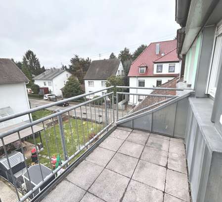 7149 - Wohlfühlcharakter: Renovierte 3-Zimmerwohnung mit Dachterrasse!