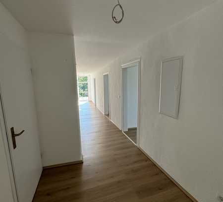 Neu sanierte 5-Zimmer-Wohnung mit Balkon, Klimaanlage und Stellplatz