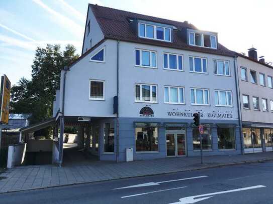 Ladeneinheit mit großer Fensterfront und eigenen Stellplätzen ca. 150 m zum Stadtplatz Deggendorf