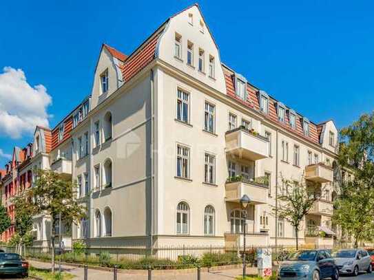 Modernisierte Altbauwohnung in historischer Umgebung: 2 Zimmer, Balkon, Loggia und EBK inklusive