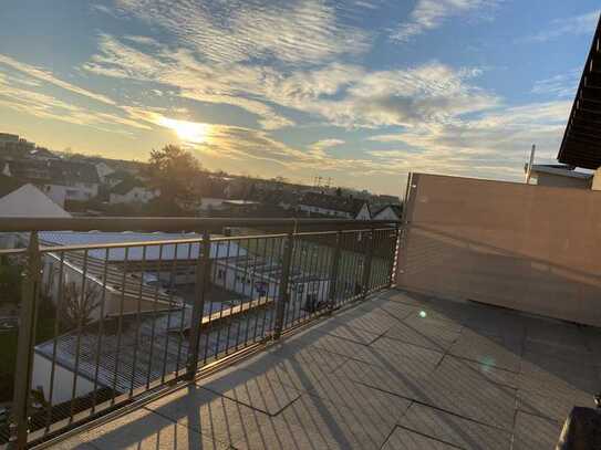 Schöne 2 ZKB mit großer Dachterrasse