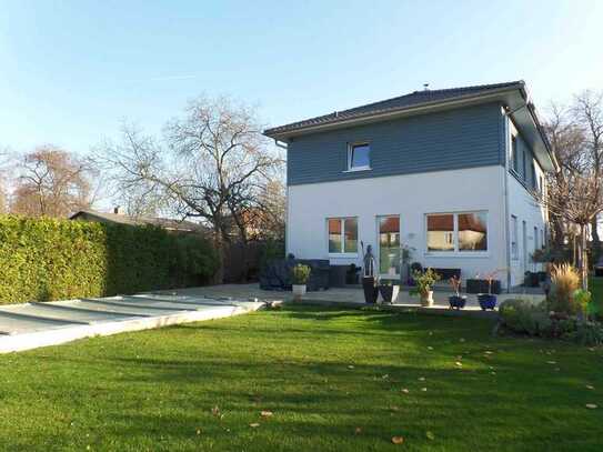 Teltow: Traumhaft schönes Einfamillienhaus mit Garten, Pool und Carport