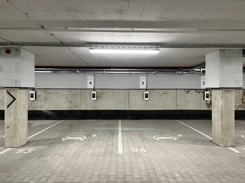                                                               Tiefgaragenstellplätze mit E-Ladestation am BER                                                       in Flughafen (Nürnberg)