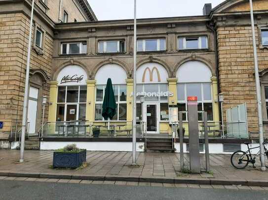 Wunderschöne und helle Gastronomiefläche im Bahnhof Bayreuth inklusive Außenbereich