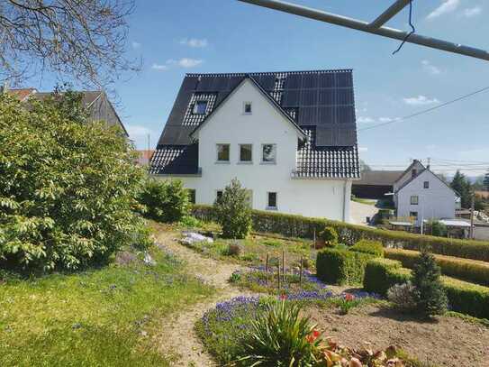 Solarhaus nach Sanierung mit Balkon: schöne 3-Zimmer-OG-Wohnung in Lützelburg