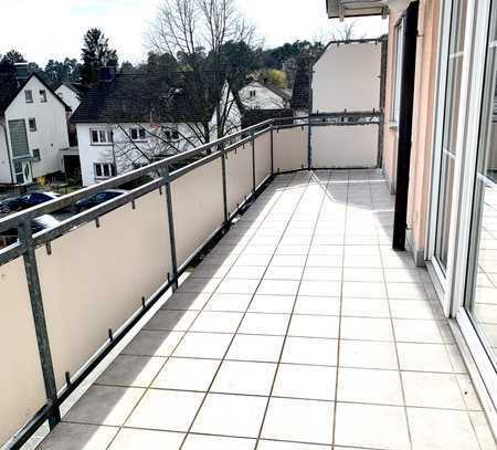 Provisionsfrei - Frisch renovierte 3 Zi.-DG Mais.-ETW ! Kl. WE, gr. Balkon, 2xTG