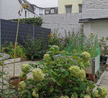 Helle 2 Zimmer Wohnung mit eigenem kleinen Garten und Einbauküche, zentrumsnah