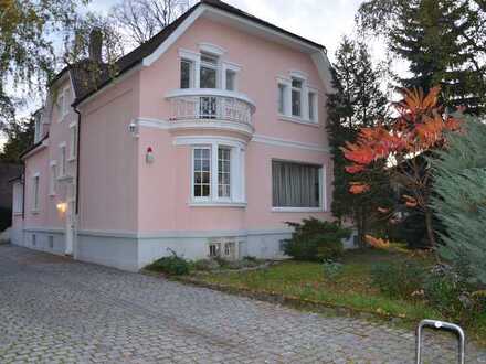 Großzügige Wohnung in Jugendstil Villa