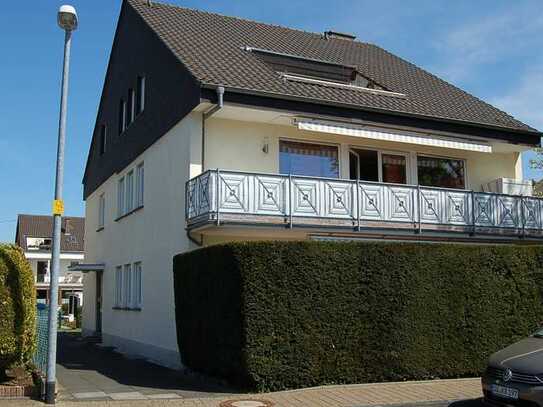 Sanierte Wohnung mit drei Zimmern sowie Balkon und Einbauküche in St. Augustin Hangelar