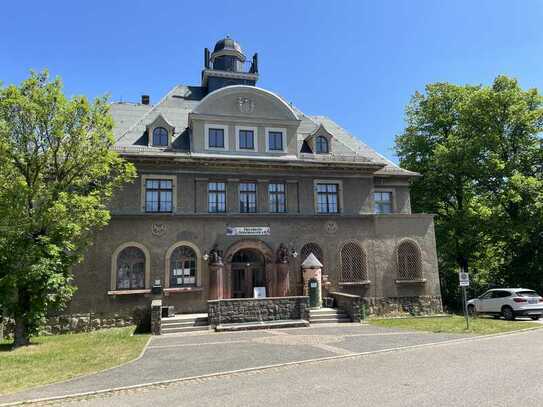 Viel Platz (von 50 m² bis 218 m²) im Erdgeschoss des ehemaligen Rathauses Ebersdorf