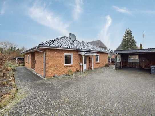 Moderner Bungalow mit gepflegtem Garten und nachhaltiger Energieversorgung in Büdelsdorf