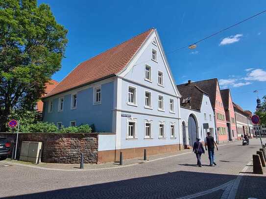 Erstbezug nach Sanierung / 5-Zimmer-Wohnung mit Balkon und Hofzugang