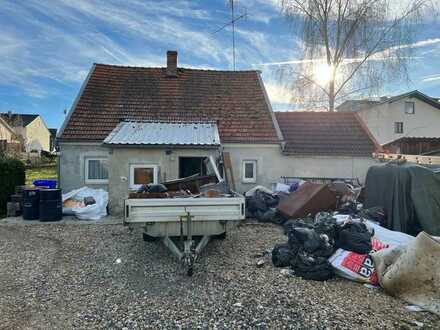 Baugrundstück/Sanierungsbedürftiges Einfamilienhaus mit großzügiger Nutzfläche