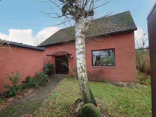 Gepflegtes Einfamilienhaus mit Garage und Carport