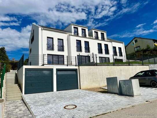 Neubeu Reihenmittelhaus mit Panoramablick
2 Bäder, Wärmepumpe, und Garage uvm.
KFW 55 / Terrasse